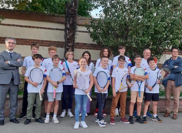 Groupe des 14 élèves de la section "Tennis"